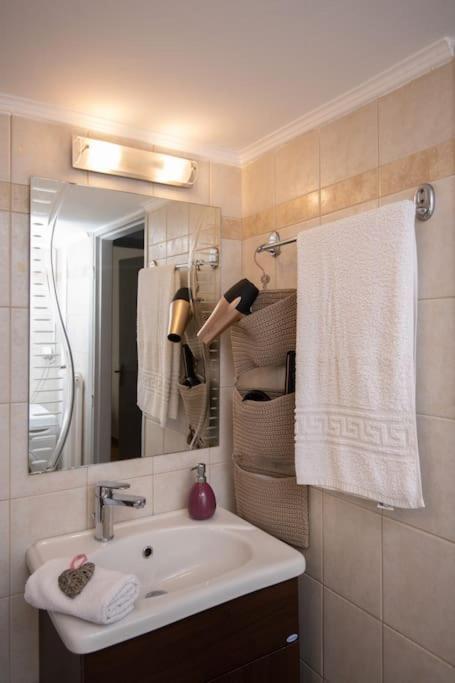 Lovely,Central, Spacious 2-Bedrooms Apartment Piraeus Luaran gambar