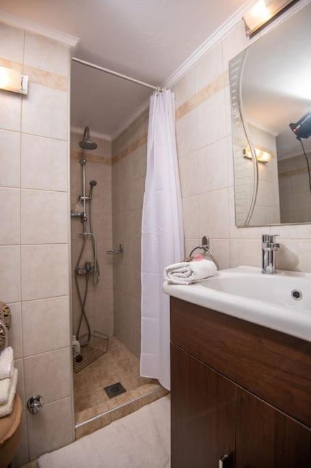 Lovely,Central, Spacious 2-Bedrooms Apartment Piraeus Luaran gambar